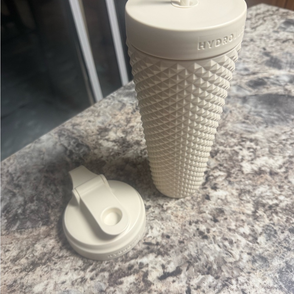 Hydro Jug Textured Cream Shaker Tumbler 20 oz